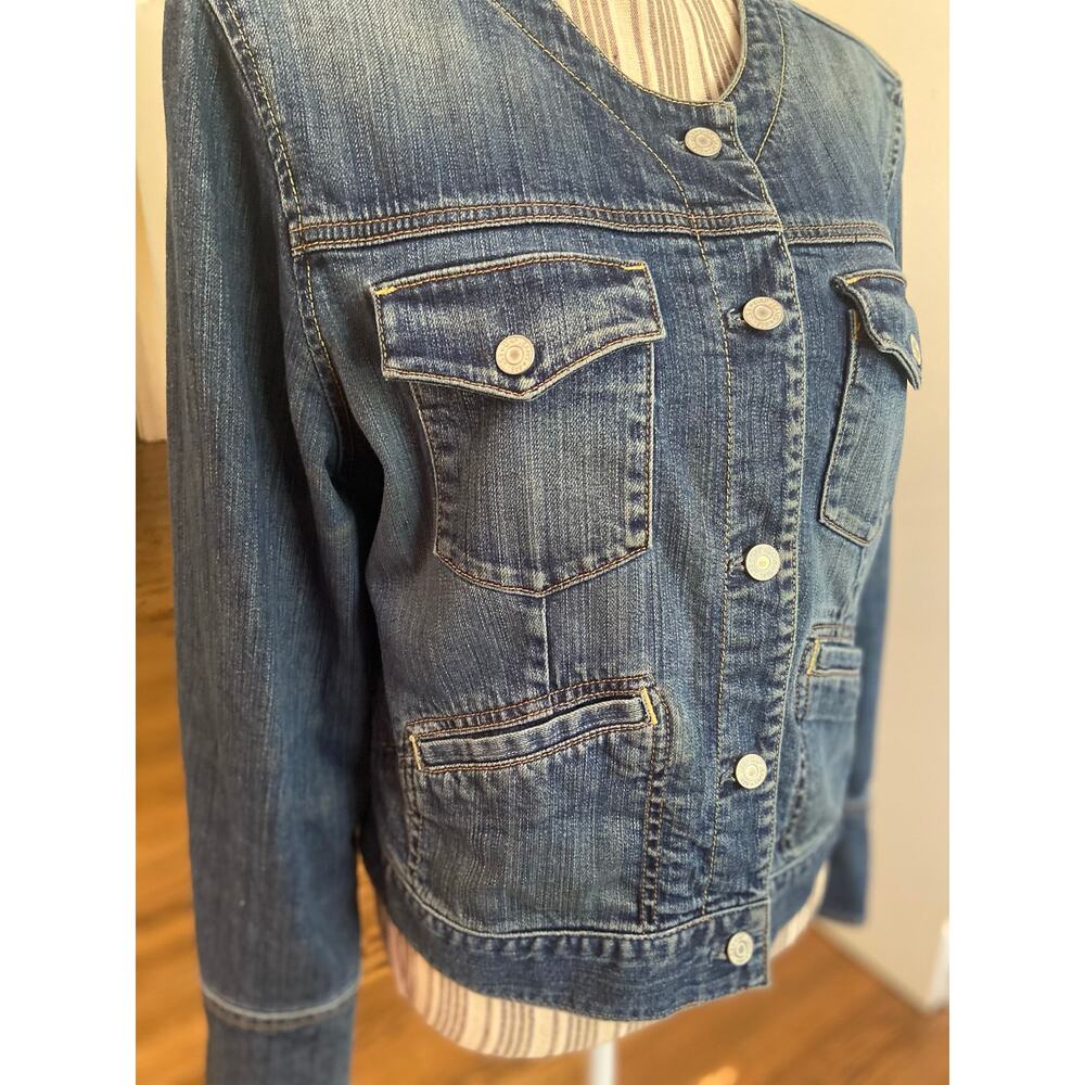 GAP blue denim jacket with 3 snap cuffs, 4 pockets and collarless styling - Picture 2 of 9